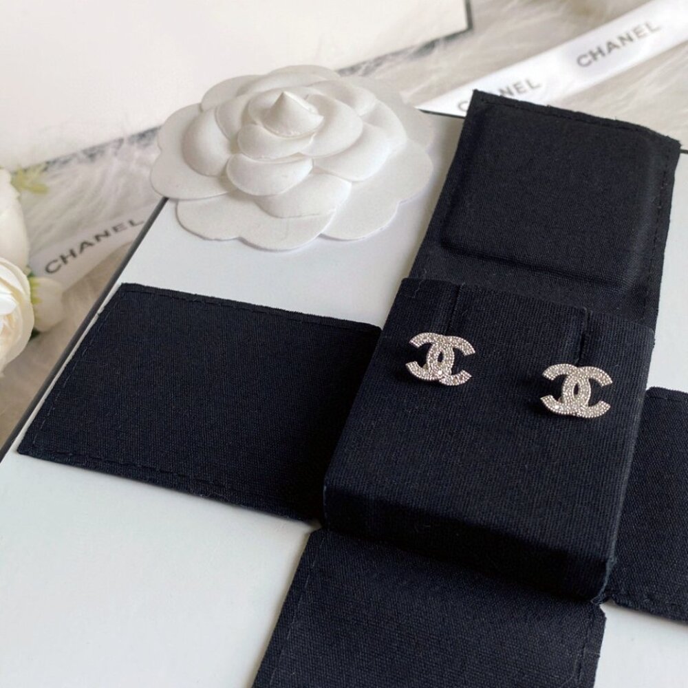 ✨✨Chanel small earrings✨✨ - Picture 4 of 4